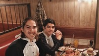 Tentunya pria yang sempat kuliah di Inggris itu juga suka makan di restoran. Seperti  ketika El dan Al menikmati steak, kentang goreng, dan burger di Inggris. Foto: Instagram @elelrumi