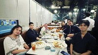 Saat meeting sekalipun, pria kelahiran 1999 itu melakukannya sambil menikmati aneka hidangan enak di restoran. Foto: Instagram @elelrumi