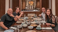 Bersama keluarganya, El Rumi tampak bahagia mencicipi makanan rumahan yang sudah habis dilahap ini. Foto: Instagram @elelrumi