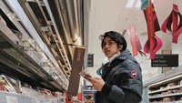 El Rumi juga sesekali membagikan momen ketika belanja makanan. Waktu kuliah di Inggris, kakak Dul Jaelani itu sedang memilih daging di supermarket. Foto: Instagram @elelrumi