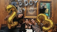 El Rumi juga terlihat bahagia saat memberi kejutan kue kepada kakaknya, Al Ghazali yang saat itu sedang ulang tahun. Foto: Instagram @elelrumi