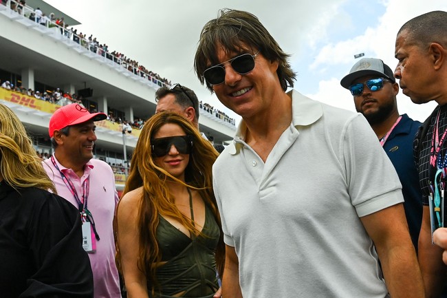 Santer terdengar kabar bahwa Tom Cruise dan Shakira menjalin hubungan asmara. Kebersamaan mereka saat menyaksikan F1 Grand Prix 2023 di Miami Gardens, Florida, Minggu (7/5/2023), menjadi pemicunya. (Foto: CHANDAN KHANNA/AFP via Getty Images)