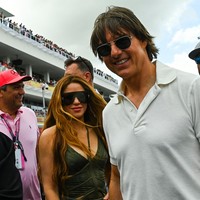 Santer terdengar kabar bahwa Tom Cruise dan Shakira menjalin hubungan asmara. Kebersamaan mereka saat menyaksikan F1 Grand Prix 2023 di Miami Gardens, Florida, Minggu (7/5/2023), menjadi pemicunya. (Foto: CHANDAN KHANNA/AFP via Getty Images)