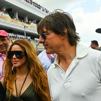 Sebuah video amatir berhasil merekam momen keduanya sedang asyik ngobrol di balkon area tamu VIP. Mereka kemudian terpotret berjalan bersama di luar arena. (Foto: CHANDAN KHANNA/AFP via Getty Images)