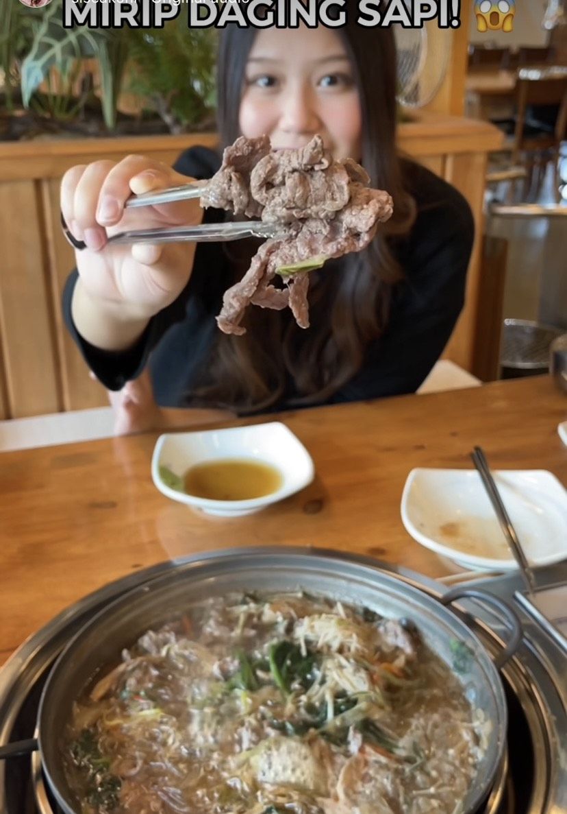 Sisca Kohl cobain daging burung unta
