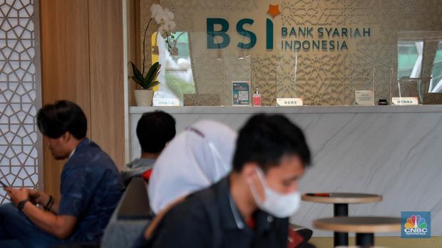 Suasana nasabah saat menunggu layanan di Bank BSI di Kantor Cabang BSI Thamrin, Jakarta Pusat, Rabu (10/5/2023). (CNBC Indonesia/Muhammad Sabki)