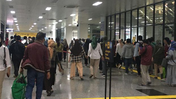 Suasana Stasiun Manggarai Masih Dipadati Penumpang KRL pukul 11.00 WIB