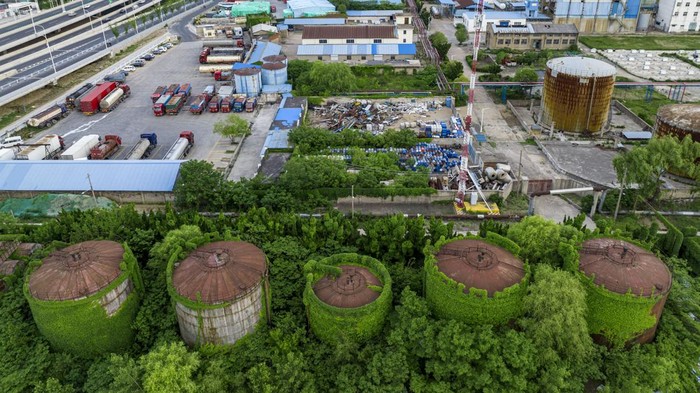 Tangki Minyak di China Nyaris 'Ditelan' Tanaman Merambat HUAI'AN, CHINA - MAY 9, 2023 - A row of abandoned oil tanks is filled with creepers on the riverside of Liyun River in Huai 'an, East China's Jiangsu Province, May 9, 2023. (Photo credit should read CFOTO/Future Publishing via Getty Images)