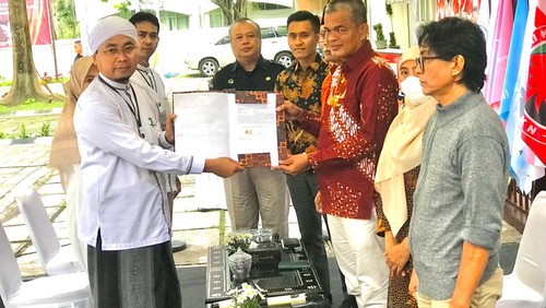 TGH Ibnu Kholil saat menyerahkan berkas pendaftaran bacaleg ke Ketua KPU NTB Suhardi Soud pada Rabu (10/5/2023). (Helmy Akbar/detikBali)