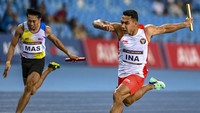 Pelari Indonesia Sudirman Hadi (kanan) beradu cepat dengan pelari Malaysia Khairul Hafiz Jantan (kiri) pada babak final lari estafet 4x100M putra SEA Games 2023 di Stadion Morodok Techo National Stadium, Phnom Penh, Kamboja, Rabu (10/5/2023).