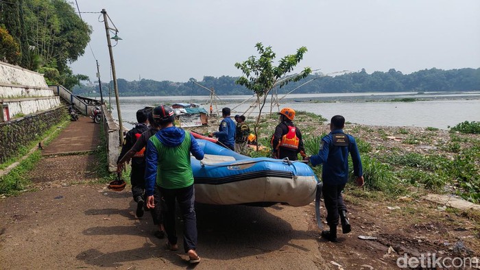 Tim Sar Gabungan Cari Pemancing Hanyut di Sungai Bandung ke Perairan Bandung Barat