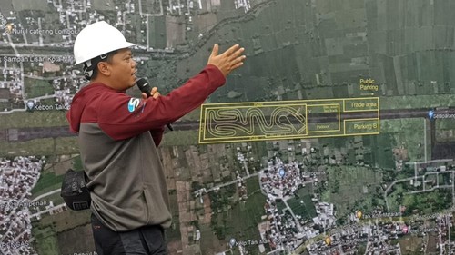 Track Management MXGP Indonesia Noval Adi saat memaparkan konsep pembangunan Sirkuit MXGP di bekas Bandara Selaparang pada Selasa (9/5/2023)