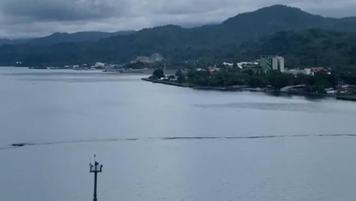 Tumpukan sampah di laut Ambon, Maluku yang dikira fenomena alam.