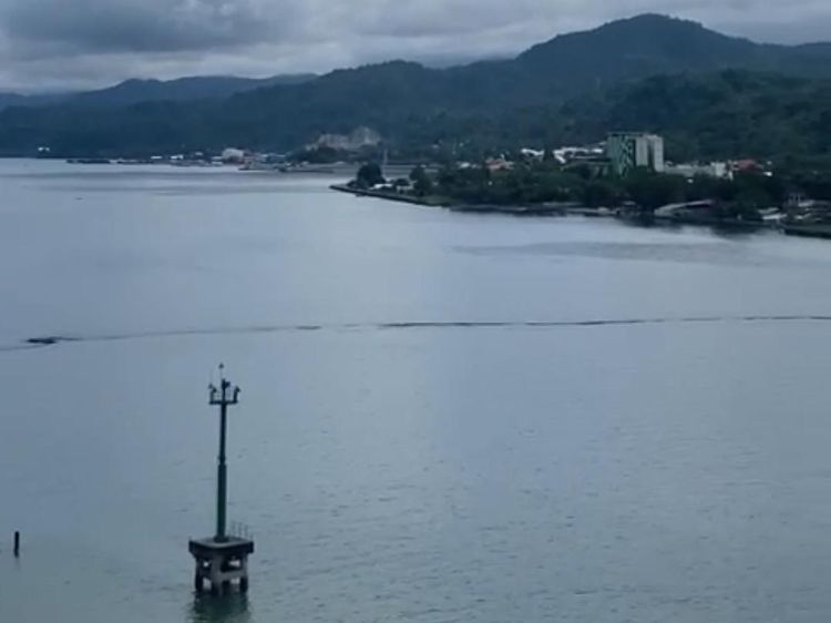 Penampakan Tumpukan Sampah di Laut Ambon yang Heboh Dikira Fenomena Alam