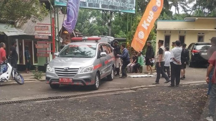 wisatawan malaysia tewas di air terjun tumpak sewu