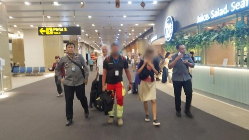 WNA Jerman berinisial DJ (53) dideportasi melalui Bandara I Gusti Ngurah Rai pada pukul 19.10 Wita, Selasa (9/5/2023). DJ sempat kehabisan uang dan menggelandang.
