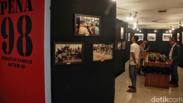 25 Tahun Mengenang Reformasi Dalam Bingkai Foto Pameran Foto 25 Tahun Reformasi tengah digelar di Graha PENA 98, Jakarta. Sebanyak 250 karya foto sejarah pergerakan mahasiswa 98 ditampilkan.