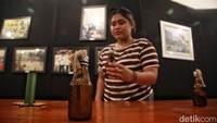 Selain foto, pameran ini juga dilengkapi memorabilia atribut-atribut aksi dan atribut aparat keamanan seperti tameng, replika selongsong peluru hingga bom molotov.