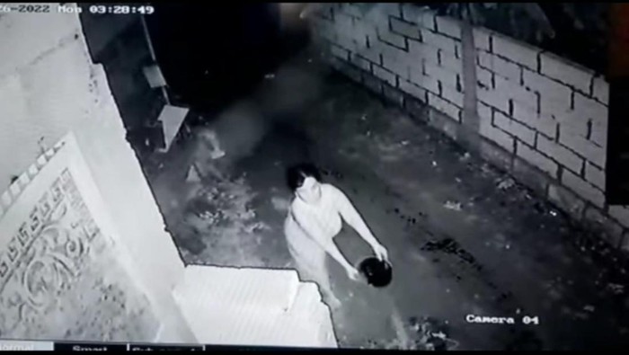 Viral seorang emak-emak di Sidoarjo kerap menyiram air kencing ke depan rumah tetangganya. Polisi mengungkapkan motif pelaku melakukan aksinya tersebut.