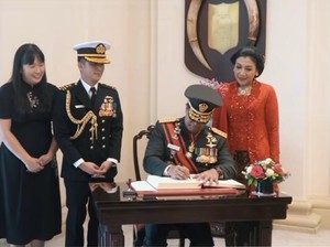 Andika Perkasa Terima Penghargaan Tertinggi Militer dari Singapura