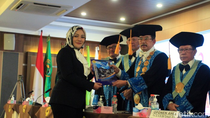 Anggota DPR RI Adde Rosi Khoerunnisa saat menerima gelar doktor ilmu sosial di kampus Pascasarjana Unpas Bandung.
