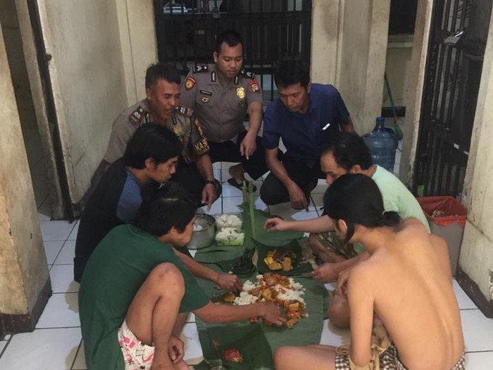 Anggota Polsek Jagakarsa makan bareng tahanan (dok istimewa)