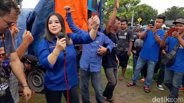 Anisa Bahar saat sedang bernyanyi di halaman kantor KPU Brebes, Kamis (11/5/2023).
