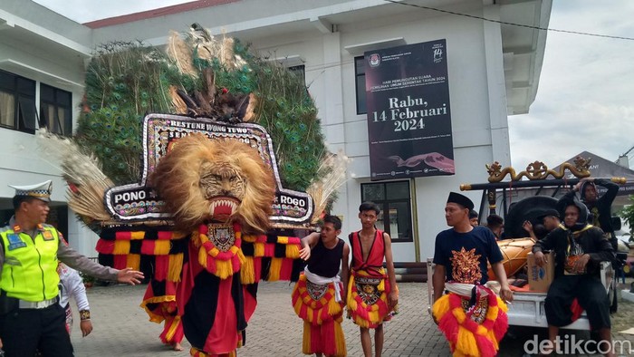 Arak-arakan reog dan gedruk meriahkan pendaftaran bacaleg PDIP Klaten ke KPU, Kamis (11/5/2023).