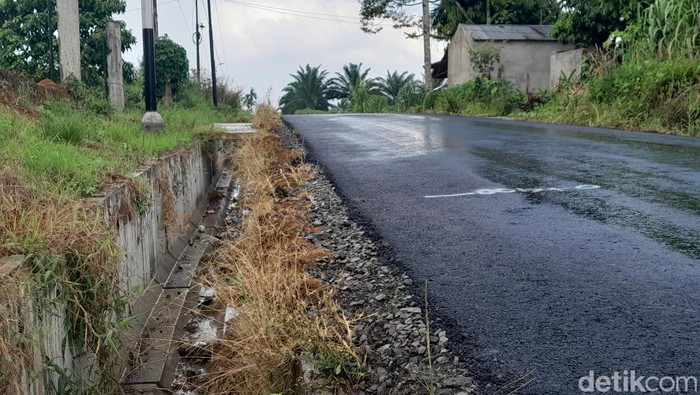 Aspal Jalan Bunga Rampai III, Simalingkar B, Kota Medan yang mudah terkelupas. (Nizar Aldi/detikSumut) Aspal Jalan Bunga Rampai III, Simalingkar B, Kota Medan yang mudah terkelupas. (Nizar Aldi/detikSumut)