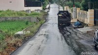 Pengerjaan aspal di Jalan Bunga Rampai III, Simalingkar B, Kota Medan yang mudah terkelupas menghabiskan anggaran Rp 1,5 miliar. (Nizar Aldi/detikSumut)