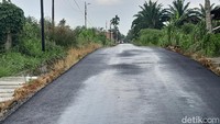 Kondisi terkini aspal di Jalan Bunga Rampai III, Simalingkar B, Kota Medan. (Nizar Aldi/detikSumut)