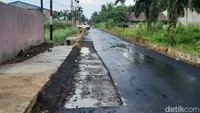 Aspal yang mudah terkelupas itu pun sudah mulai diperbaiki. (Nizar Aldi/detikSumut)