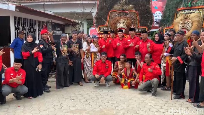 Bacaleg dari PDIP Jambi diiringi Reog Ponorogo saat mendaftar ke KPU. (Ferdi Almunanda/detikSumut)