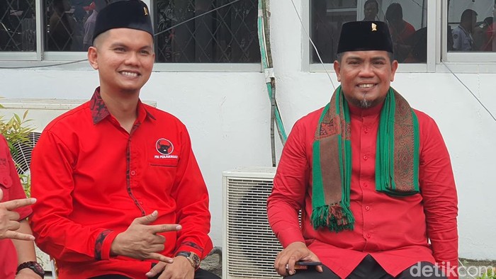 Bambang, pemuda viral cor jalan rusak bersama Ketua DPD PDIP Riau, Zukri Misran saat mendaftar ke KPU (Raja Adil Siregar/detikcom)
