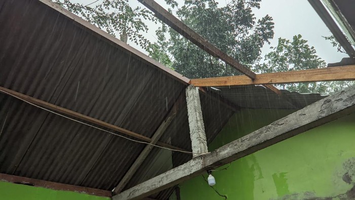 Bangunan terdampak hujan dan angin kencang di Pedukuhan Grogol, Kalurahan Bejiharjo, Kapanewon Karangmojo, Kabupaten Gunungkidul, Kamis (11/5/2023).
