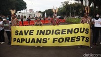 Masyarakat adat suku Awyu dari Boven Digoel, Papua Selatan, tersebut meminta pemerintah mempertahankan hutan adat yang terancam oleh konsesi sejumlah perusahaan sawit di daerah itu.