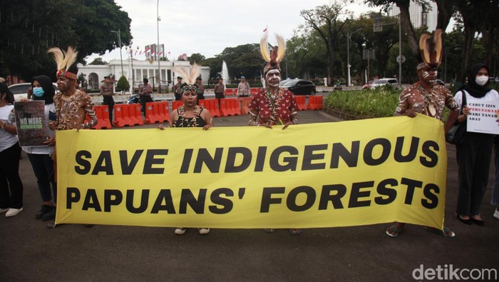 Bawa Tombak dan Panah, Suku Awyu Papua Geruduk Istana Negara Sejumlah masyarakat adat suku Awyu melakukan aksi unjuk rasa di depan Istana Merdeka, Jakarta, Kamis (1/5/2023).
