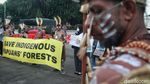 Bawa Tombak dan Panah, Suku Awyu Papua Geruduk Istana Negara
