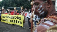 Dalam aksinya, pendemo membentangkan spanduk, poster dan melakukan tarian Papua.