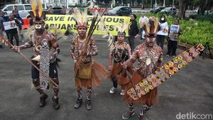 Bawa Tombak dan Panah, Suku Awyu Papua Geruduk Istana Negara