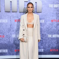 Sementara itu, Jennifer Lopez atau JLo menebar pesonanya dengan  two-piece dress berwarna off-white mengilap yang dibungkus coat senada dari brand Brunello Cucinelli. Atasannya yang berupa bra sukses mempertegas keseksiannya. (Foto: Getty Images)
