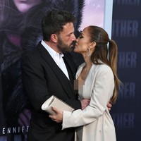 Di karpet merah, keduanya pun memamerkan kemesraan saat dipotret oleh para fotografer. Sesekali, Ben mencium wanita yang dinikahinya tahun lalu. (Foto: Getty Images)