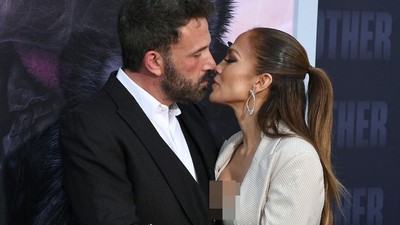 Foto: Ben Affleck Pamer Mesra Bareng Jlo Setelah Mantan Puji Teknik Seksnya