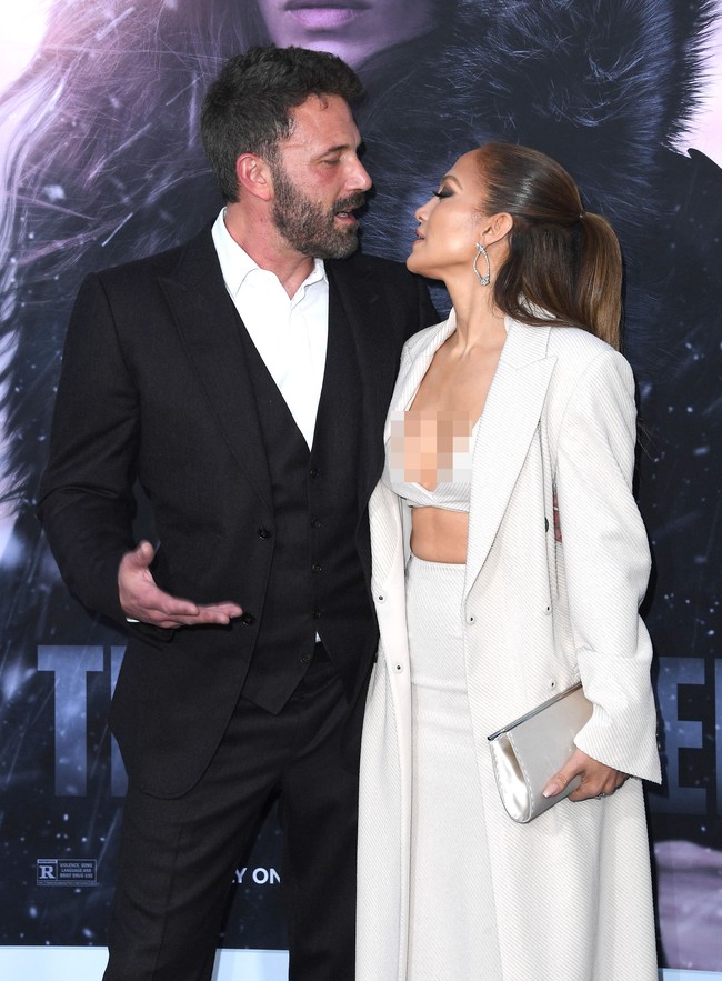 Ben memakai setelan hitam dengan kemeja putih yang kancing kerahnya dibuka. Sebuah vest hitam ikut melengkapi gayanya. (Foto: Getty Images)