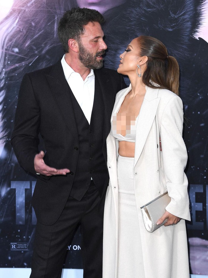 Ben Affleck & Jennifer Lopez di Premier The Mother Ben Affleck and Jennifer Lopez at the premiere of The Mother held at Regency Village Theatre on May 10, 2023 in Los Angeles, California. (Photo by John Salangsang/Variety via Getty Images)