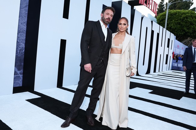 Ben Affleck ikut menghadiri ‘The Mother’, di Westwood Regency Village Theater, Los Angeles, pada Rabu (10/5/2023). Ia datang untuk mendampingi istrinya, Jennifer Lopez, yang merupakan bintang utama film tersebut. (Foto: Getty Images)