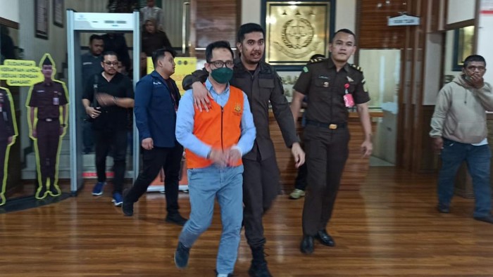 Beni setelah diperiksa jaksa dan pakai baju oranye (Foto: Istimewa)