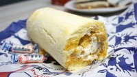 Permen susu dengan lambang kelinci putih ini berhasil disulap jadi roll cake yang kekinian. Bagian luar roll cake berwarna putih susu dengan filling krim susu, crumbles, dan jelly kenyal. Foto: detikFood