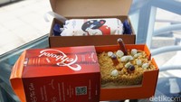 Di bagian dalamnya terdapat kotak Teh Botol versi jumbo, mochi, dan 4 pipet berisi sirup teh. Tak lupa satu kotak Teh Botol Sosro asli. Foto: detikFood