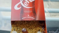 Dari segi kemasan sangat menarik dan kreatif, juga Instagramble. Ketika dikeluarkan dari kotak, bagian atas cake dipenuhi dengan crumbles atau remah kue berwarna cokelat cerah.  Foto: detikFood